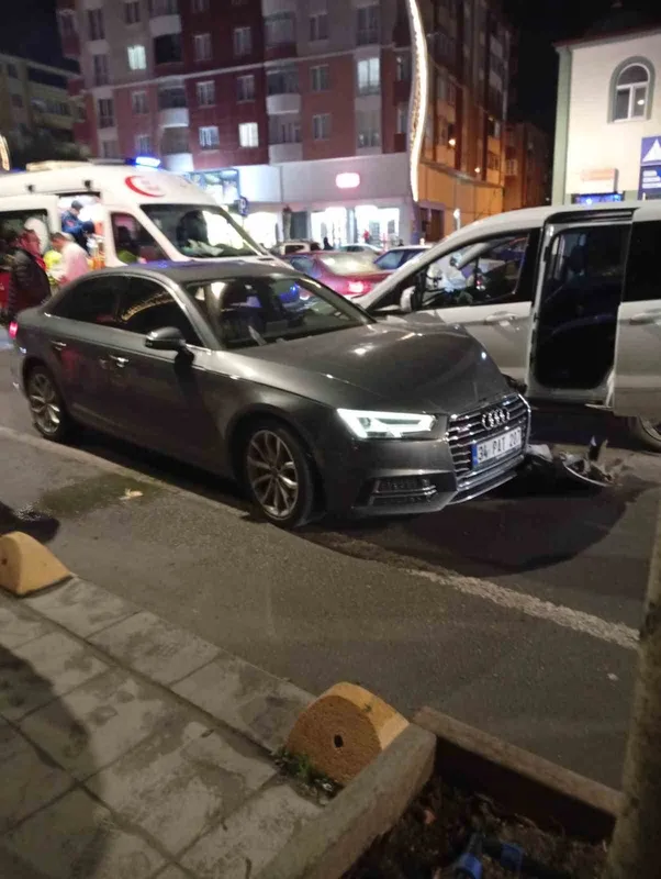 KAPAKLI’DA OTOMOBİLLER ÇARPIŞTI: 1 YARALI