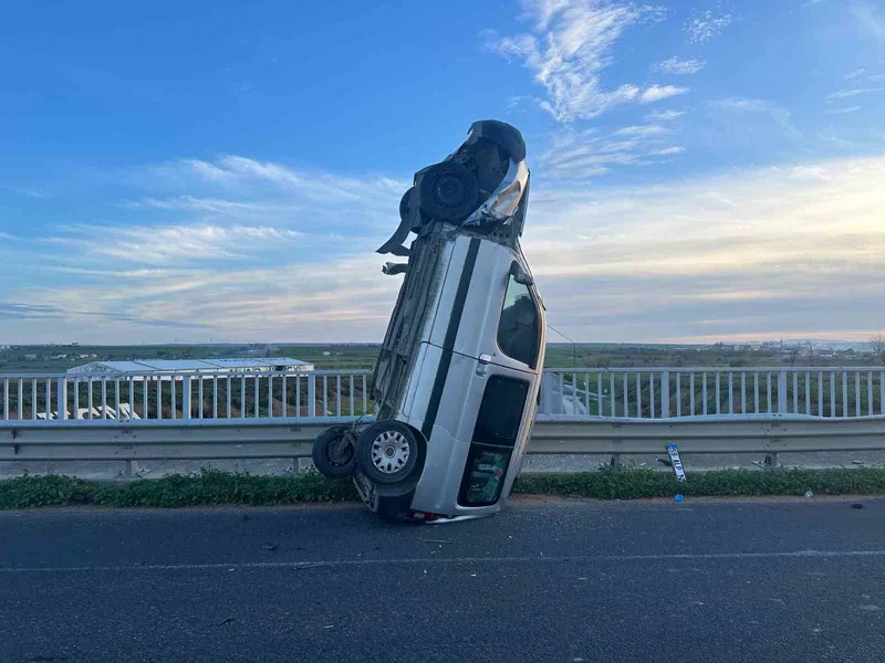  TEKİRDAĞ’DA İLGİNÇ KAZA: BARİYERE ÇARPAN ARAÇ DİK DURDU, 2 KİŞİ YARALANDI