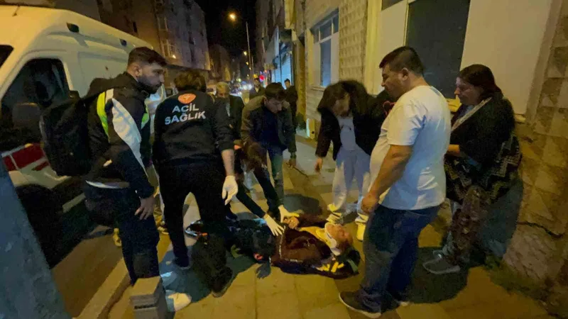 YOLUN KARŞISINA GEÇMEYE ÇALIŞAN YAYAYA MOTOSİKLET BÖYLE ÇARPTI