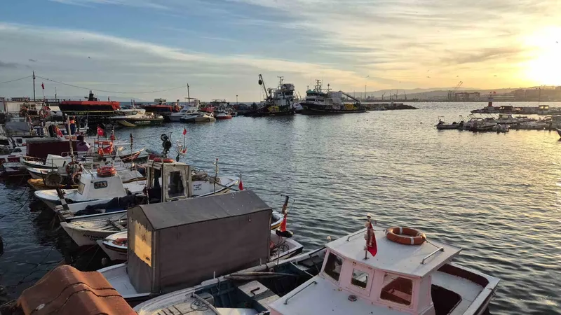 TEKİRDAĞ’DA LODOS FIRTINASI BALIKÇILARI DENİZE ÇIKARTMADI