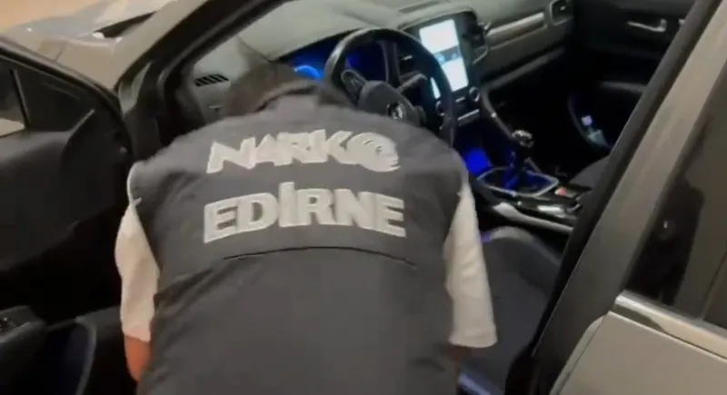 KAPIKULE’DE ARACIN GİZLİ BÖLMELERİNDEN 23 KİLO 820 GRAM SKUNK ÇIKTI