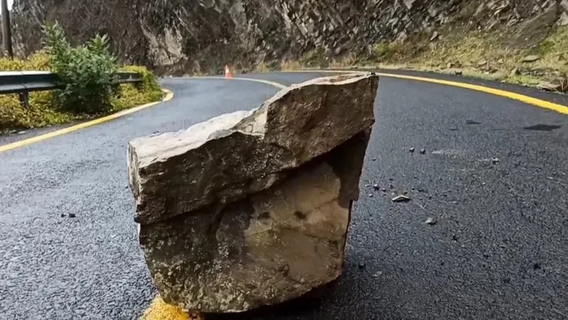 TEKİRDAĞ’DA YAĞIŞ SONRASI KAYA PARÇALARI YOLA YUVARLANDI