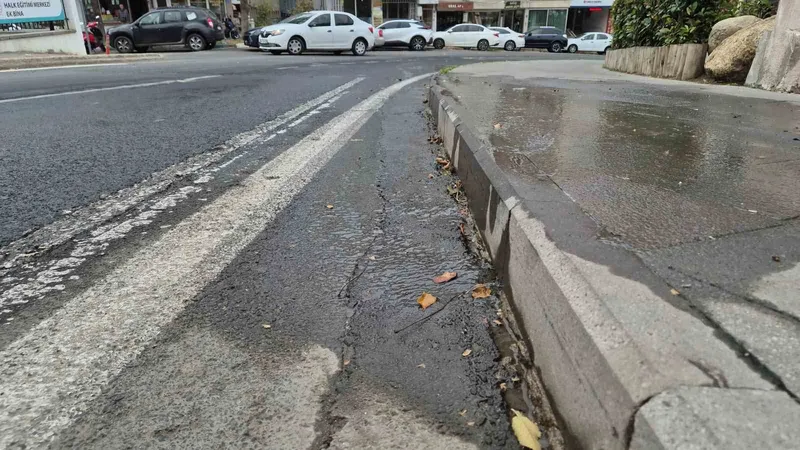 TEKİRDAĞ’DA SU PATLAĞI MİLLİ SERVETİ CADDEYE AKITTI: TONLARCA İÇME SUYU HEBA OLDU