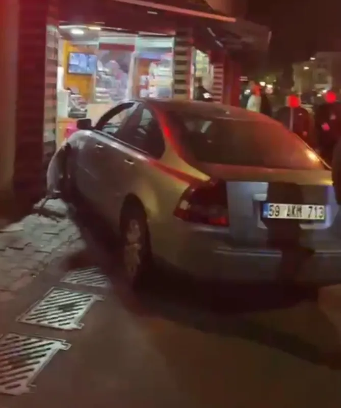 FREN YERİNE GAZA BASINCA OTOMOBİL DÜKKANA GİRDİ