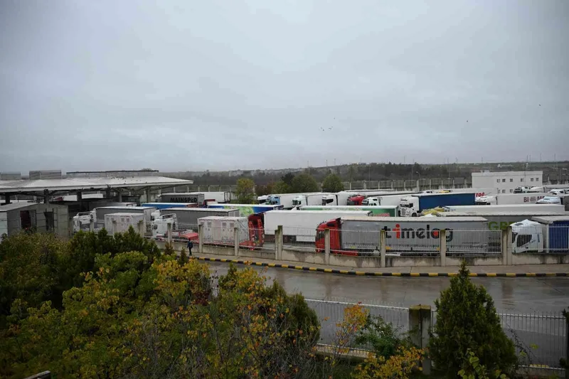 KAPIKULE’DE REKOR GEÇİŞ: 1 SAATTE 96 TIR İŞLEM GÖRDÜ