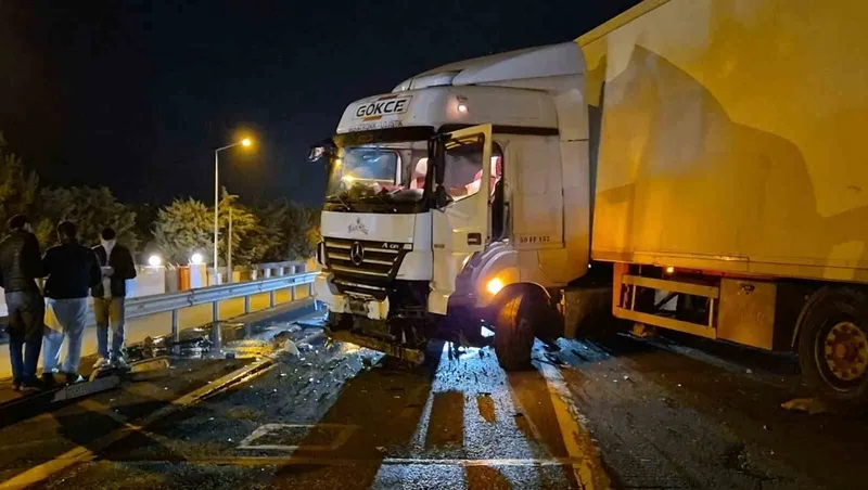 TIR BARİYERLERE ÇARPTI, TEKİRDAĞ-İSTANBUL YOLU TRAFİĞE KAPANDI