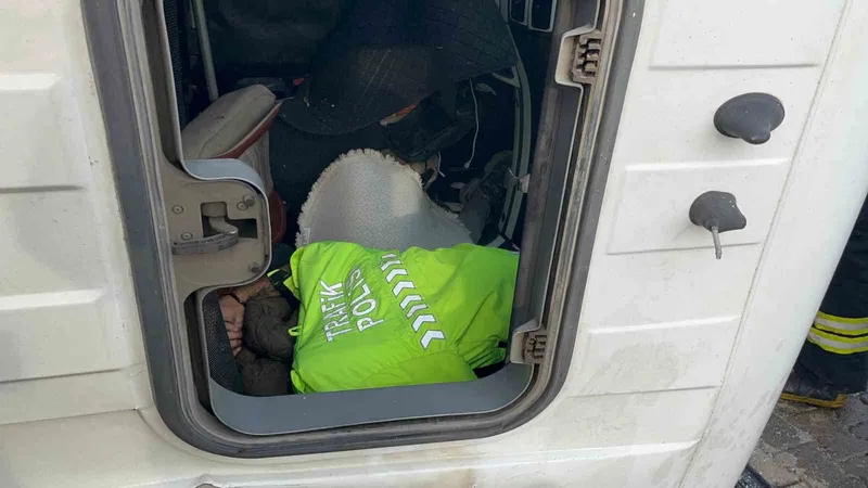 POLİS ÜNİFORMASINI ÇIKARIP YARALININ ÜZERİNİ ÖRTTÜ