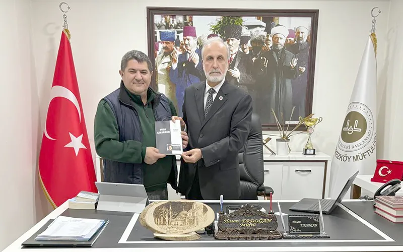 GAZETECİ ALBEZ “YOLA ÇIKARKEN – KARA KUTU YAZILARI” KİTABINI MÜFTÜ ERDOĞAN’A HEDİYE ETTİ
