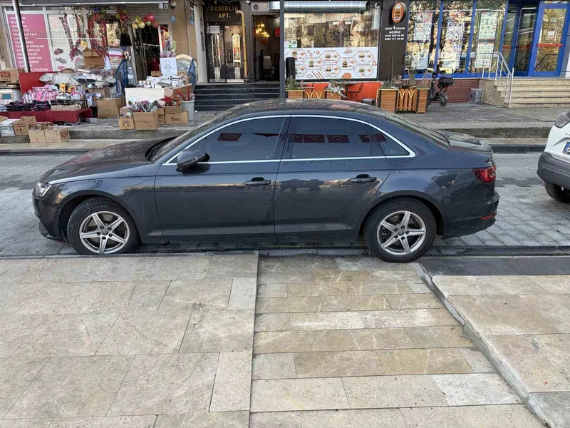 ENGELLİ RAMPASINA ARACINI PARK EDEN BAŞKAN YARDIMCISI CEZAYI YEDİ