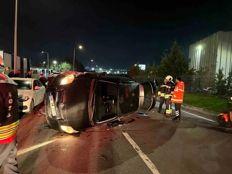 KONTROLDEN ÇIKAN OTOMOBİL PARK HALİNDEKİ ARAÇLARA ÇARPIP YAN YATTI