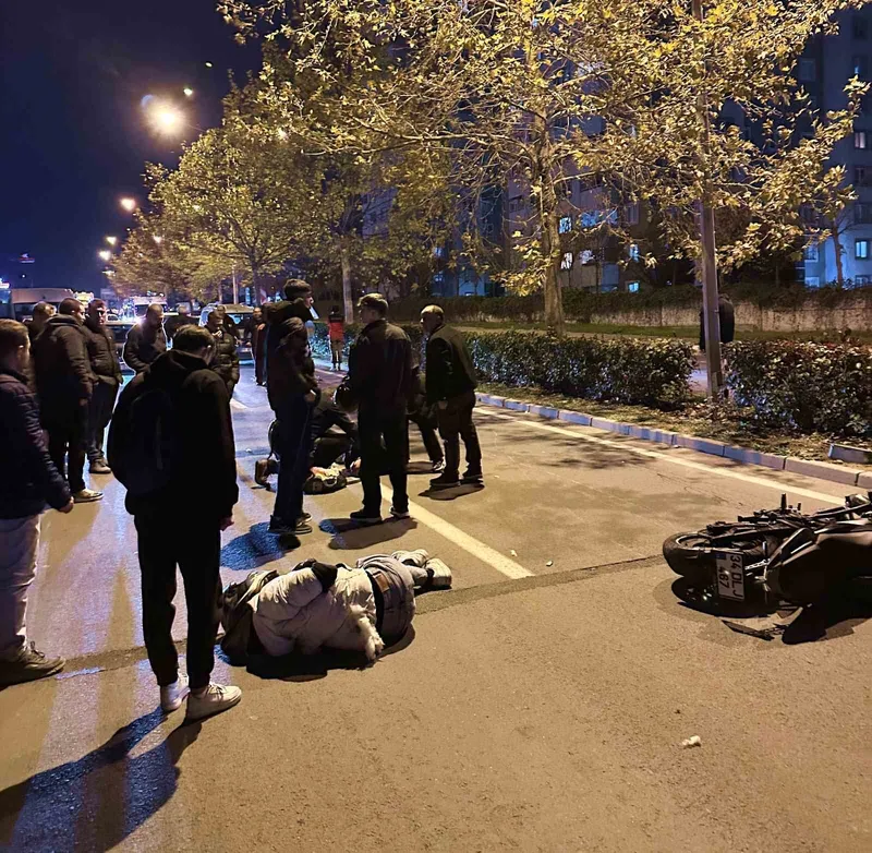 OTOMOBİLLE ÇARPIŞAN MOTOSİKLETTEKİ 2 GENÇ YARALANDI