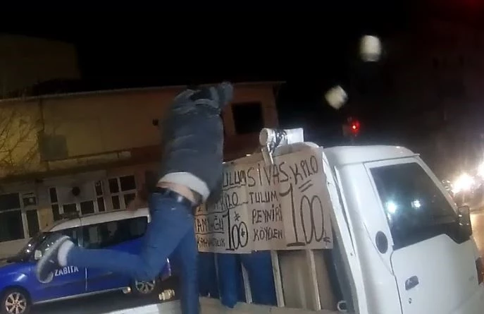 TEKİRDAĞ’DA ZABITA İLE PEYNİR SATICILARI ARASINDA ARBEDE: PEYNİRLERİ YOLA FIRLATTILAR