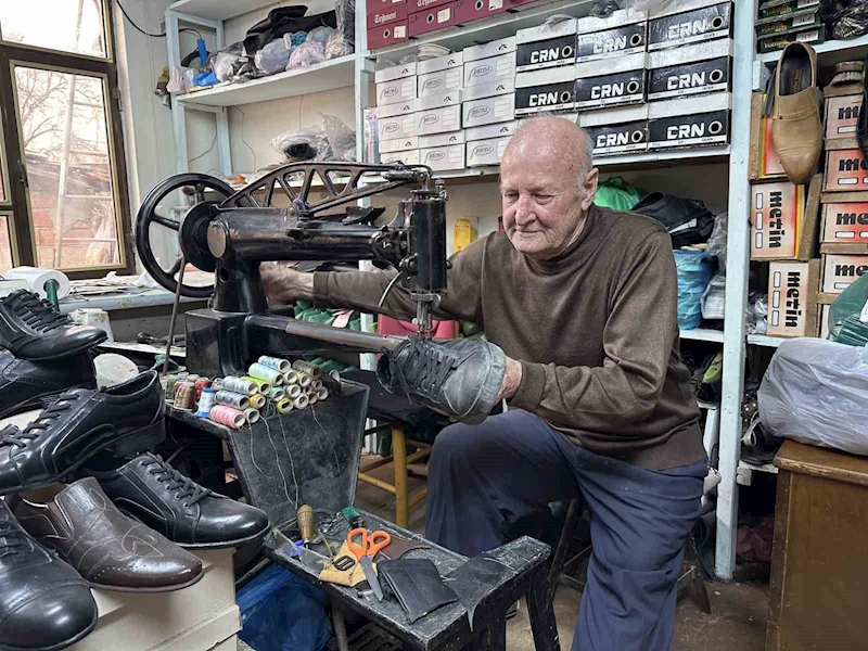 61 YILDIR AYAKKABI TAMİR EDİYOR