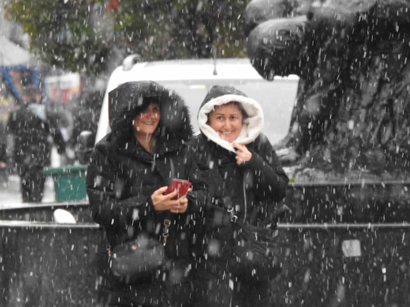 EDİRNE’DE KAR YAĞIŞI ŞEHİR MERKEZİNE ULAŞTI