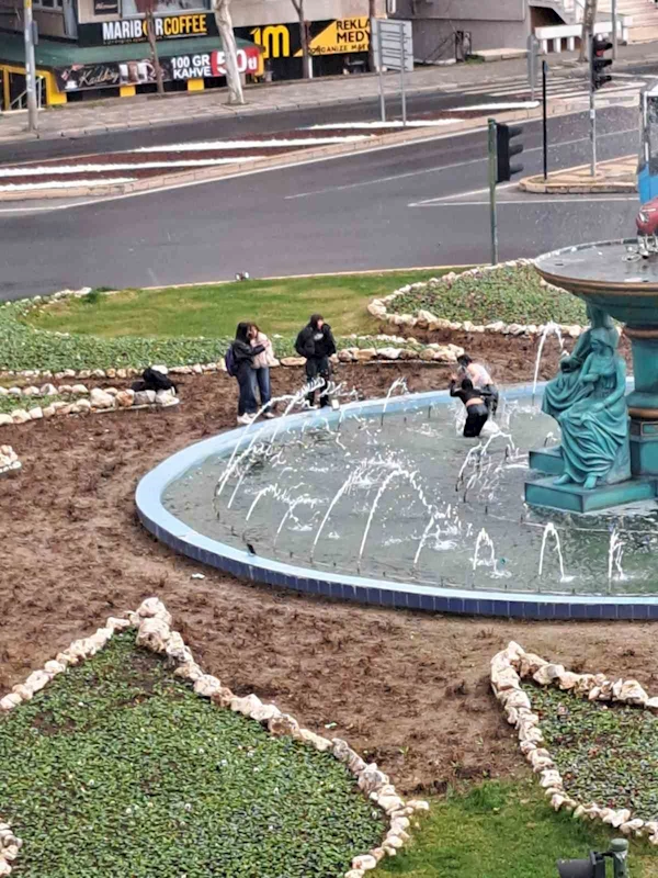 GENÇ KIZLAR DONDURUCU SOĞUKTA SÜS HAVUZUNA ATLADI