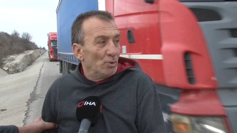 RÖPORTAJ VERİRKEN AZ KALSIN TIR ÇARPACAKTI