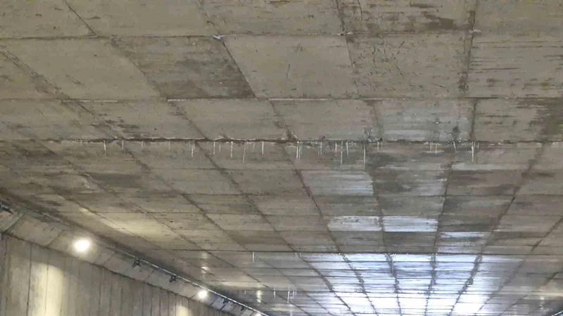 TEKİRDAĞ’DA ALT GEÇİTTE BUZ SARKITLARI OLUŞTU