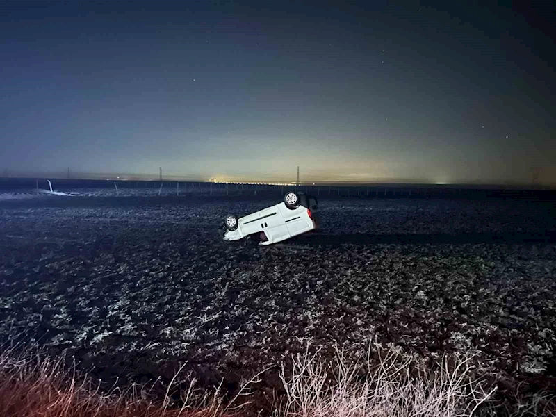 TARLAYA UÇAN HAFİF TİCARİ ARACIN SÜRÜCÜSÜ HAYATINI KAYBETTİ