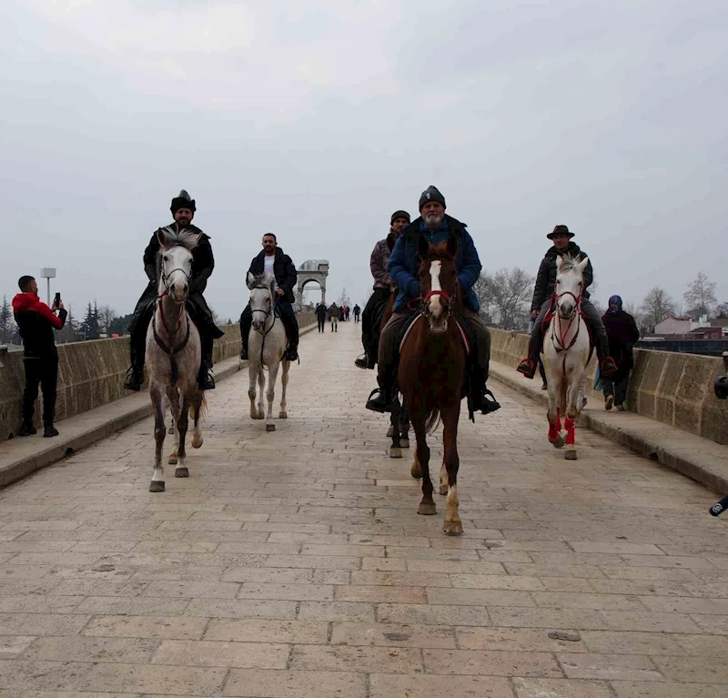 AT SIRTINDA İSPANYA’DAN HACCA GİDİYORLAR