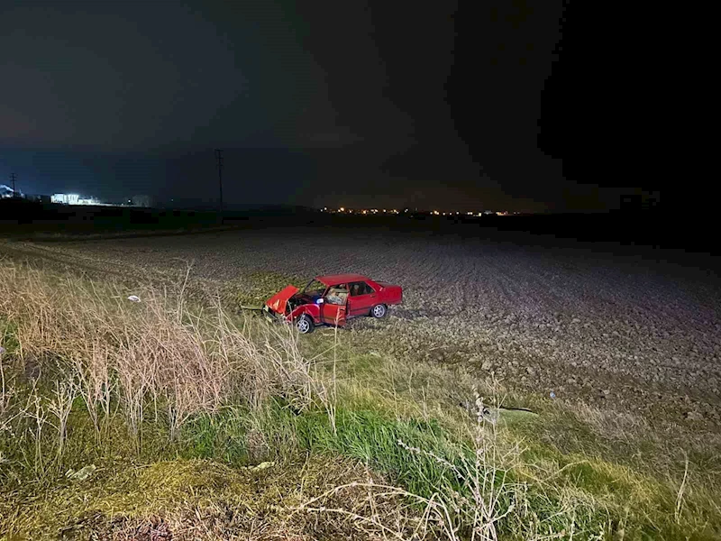 YOLDAN ÇIKAN OTOMOBİL TARLAYA UÇTU: 2 YARALI
