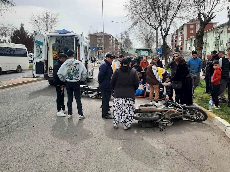 MOTOSİKLET İLE OTOMOBİL ÇARPIŞTI: 1 YARALI