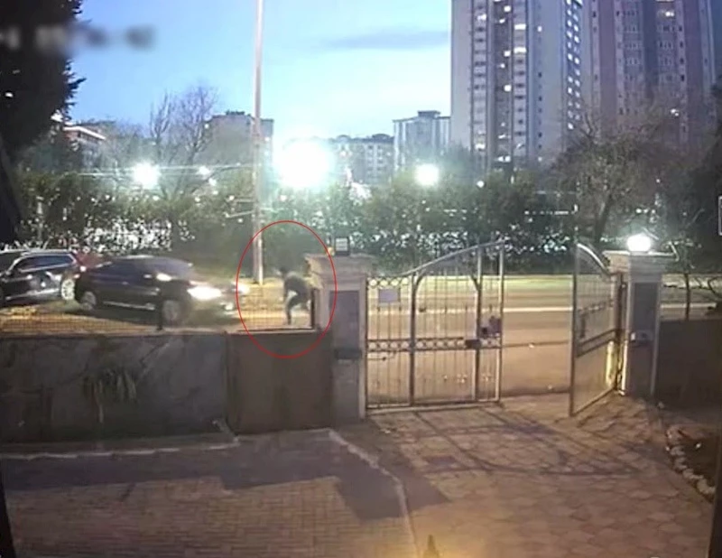 OTOMOBİLE ARKADAN ÇARPTI, SÜRÜCÜ TEPKİ GÖSTERİNCE ORTALIĞI BİRBİRİNE KATTI: DEHŞET ANLARI KAMERADA