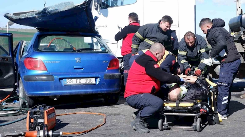  HURDAYA DÖNEN ARAÇTA SIKIŞANLARI KURTARMAK İÇİN ZAMANLA YARIŞTILAR