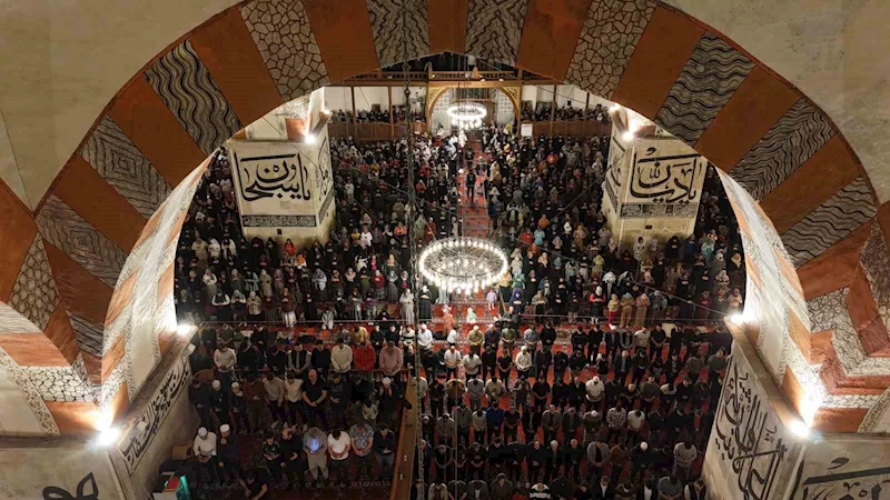 SAKAL-I ŞERİF’İ GÖRMEK İÇİN YÜZLERCE VATANDAŞ ULU CAMİİ’NE AKIN ETTİ