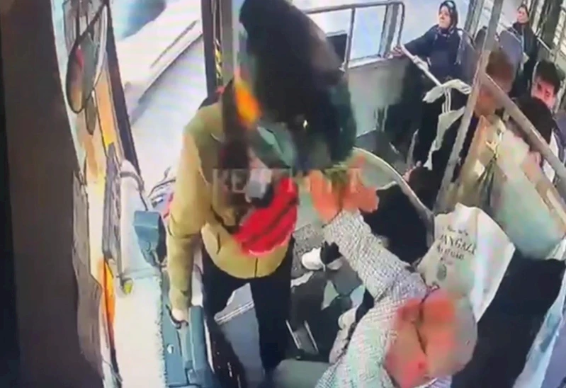 YOLCU MİNİBÜSÜNDE BIÇAKLI DEHŞET ANLARI KAMERADA: 3 YARALI