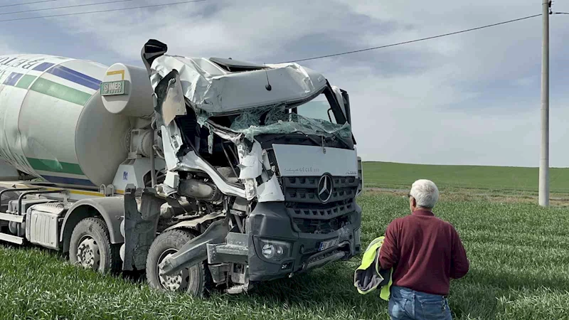 DİREKLERİ DEVİREN BETON MİKSERİ TARLAYA DALDI