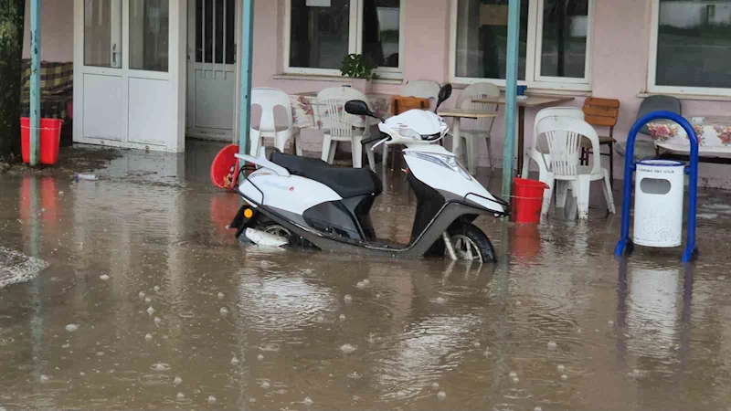 KAHVEHANEYİ SU BASTI, VATANDAŞLAR SANDALYELERLE KURTULDU