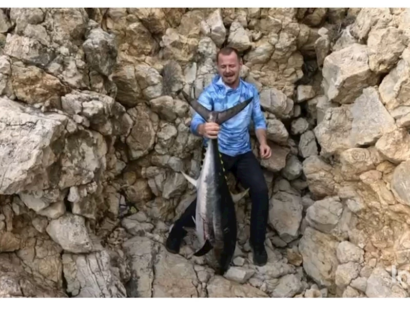 AMATÖR BALIKÇI KIYIDAN ATTIĞI OLTAYLA 30 KİLOLUK ORKİNOS YAKALADI