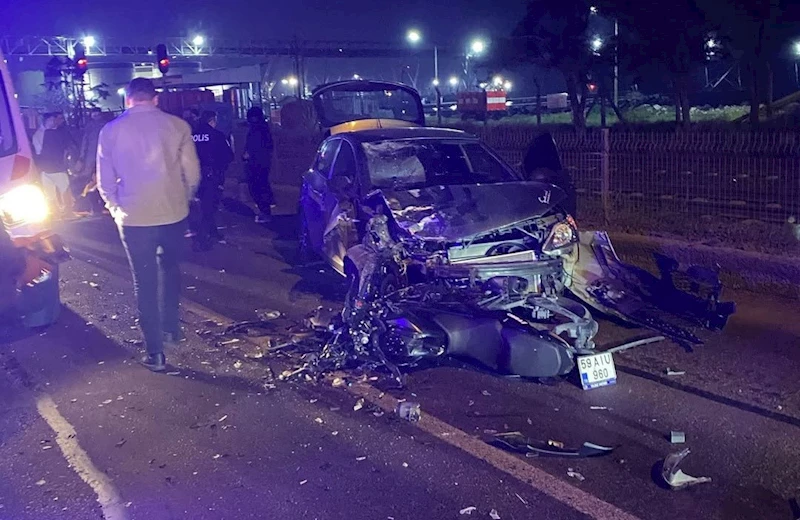TEKİRDAĞ’DA HATALI SOLLAMA SONUCU OTOMOBİL MOTOSİKLETLE ÇARPIŞTI: 2 YARALI