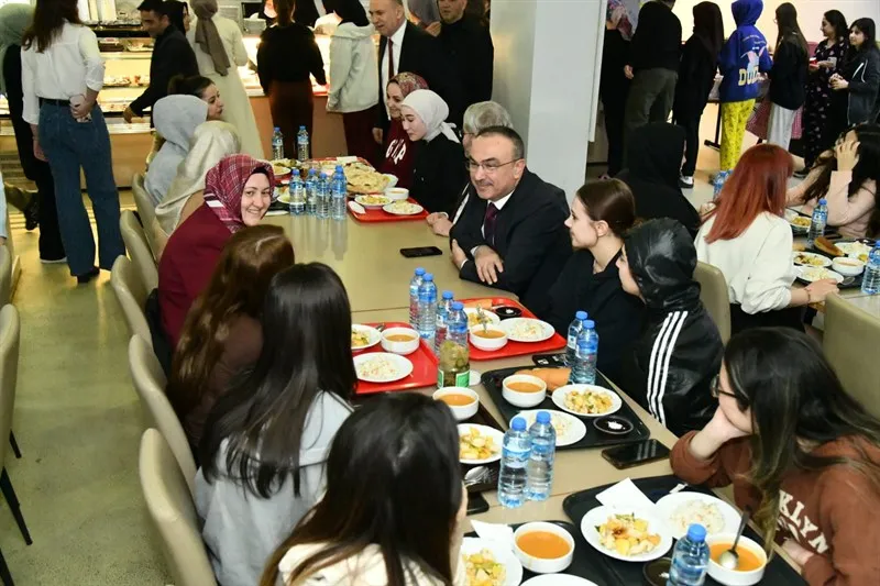 VALİ SOYTÜRK VE NURDAN SOYTÜRK ÜNİVERSİTE ÖĞRENCİLERİ İLE İFTAR YAPTI