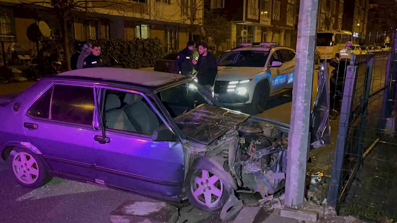 AYDINLATMA DİREĞİNE ÇARPAN ALKOLLÜ SÜRÜCÜ HURDAYA DÖNEN ARAÇTAN YARA ALMADAN ÇIKTI