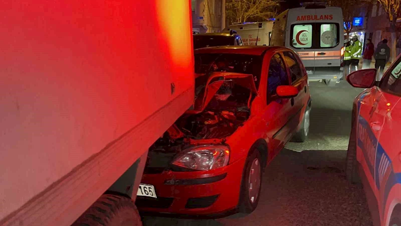 ALKOLLÜ VE EHLİYETSİZ KADIN SÜRÜCÜ KAMYONETE ÇARPTI: 5 YARALI