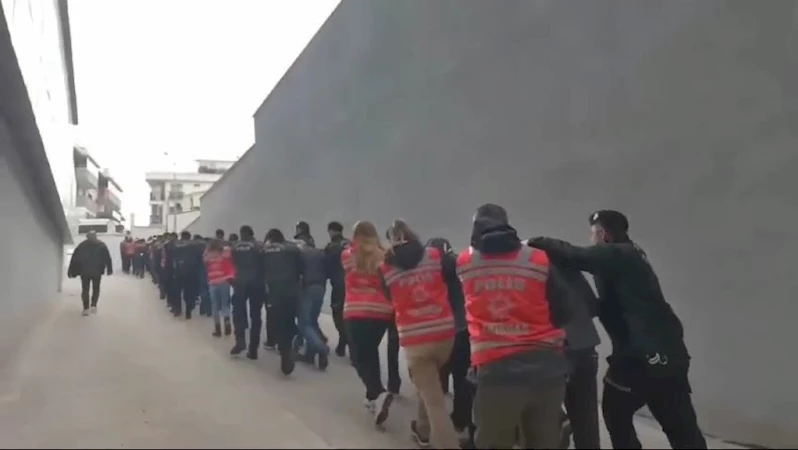 VATANDAŞLARI 387 MİLYON DOLANDIRAN SUÇ ÖRGÜTÜ ÜYESİ 22 KİŞİ TUTUKLANDI