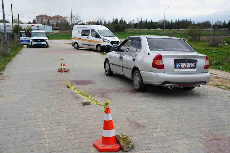 ARKADAŞINI BOĞAZINDAN BIÇAKLADI