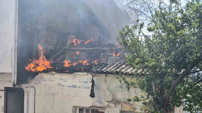 TEKİRDAĞ’DA EV ALEV ALEV YANDI: KULLANILAMAZ HALE GELDİ