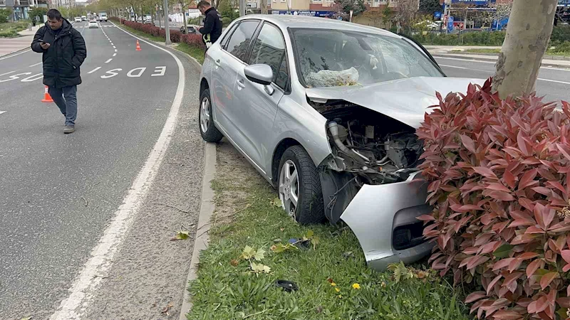 TEKİRDAĞ’DA REFÜJE ÇIKAN OTOMOBİL AĞACA ÇARPTI: 3 YARALI
