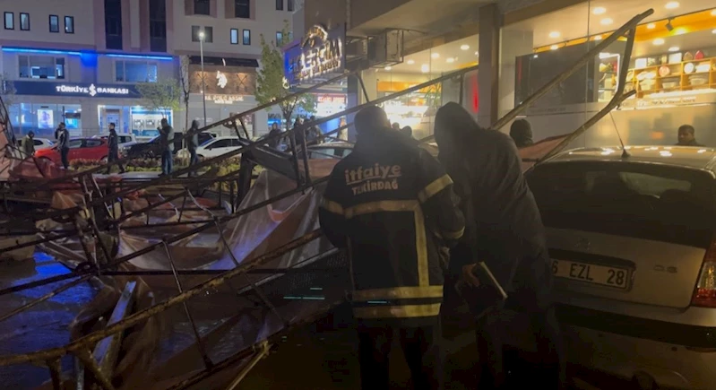 ŞİDDETLİ RÜZGAR BİNA TADİLATI İÇİN KURULAN İSKELEYİ DEVİRDİ, 3 ARAÇ ZARAR GÖRDÜ