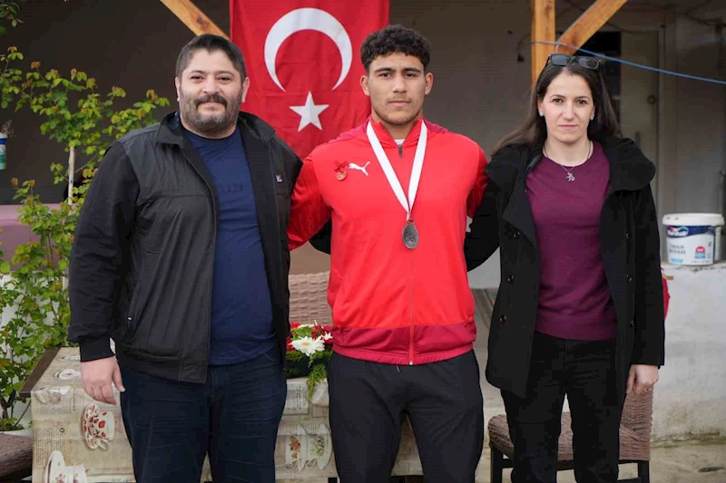 17 YAŞINDA GÜREŞTE EDİRNE’NİN GURURU OLDU