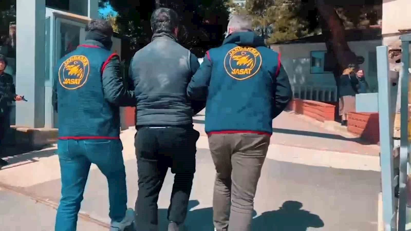 JANDARMA 15 YIL 10 AY HAPİS CEZASI BULUNAN ŞAHSI YAKALADI