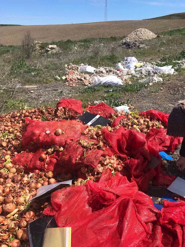 YOL KENARINA DÖKÜLEN SOĞANLAR DİKKAT ÇEKTİ