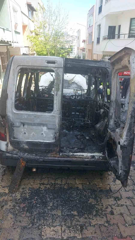 TEKİRDAĞ’DA PARK HALİNDEKİ ARAÇ ALEV ALDI, HURDAYA DÖNDÜ