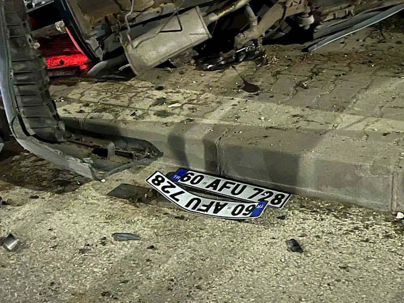 KALDIRIMA ÇARPARAK YAN YATAN OTOMOBİLDEKİ 2 KİŞİ YARALANDI