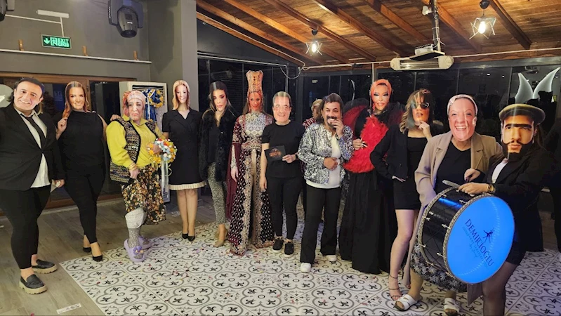 KADINLARIN MASKELİ ÜNLÜLER GECESİNDE ORTAYA RENKLİ GÖRÜNTÜLER ÇIKTI