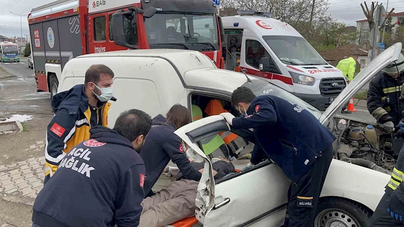 ÇORLU’DA TRAFİK KAZASI: ARAÇTA SIKIŞAN YARALIYI İTFAİYE KURTARDI