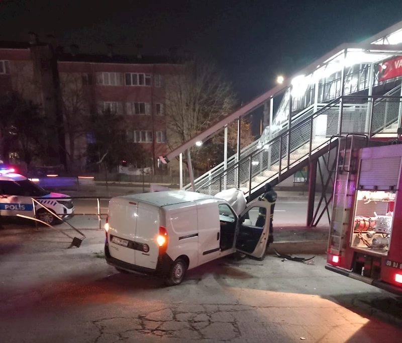 KONTROLDEN ÇIKAN OTOMOBİL ÜST GEÇİDE ÇARPTI: 1 YARALI