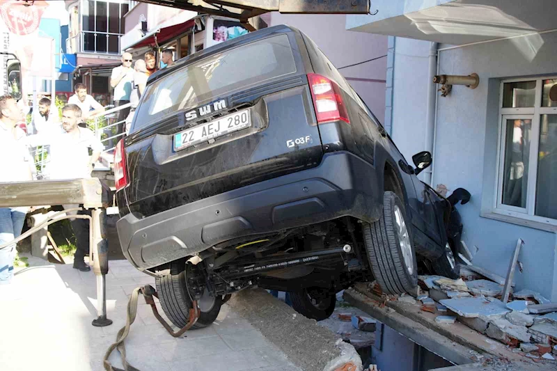 İŞ YERİNE VE APARTMANA ÇARPAN CİP ASKIDA KALDI: KAZA ANI KAMERADA